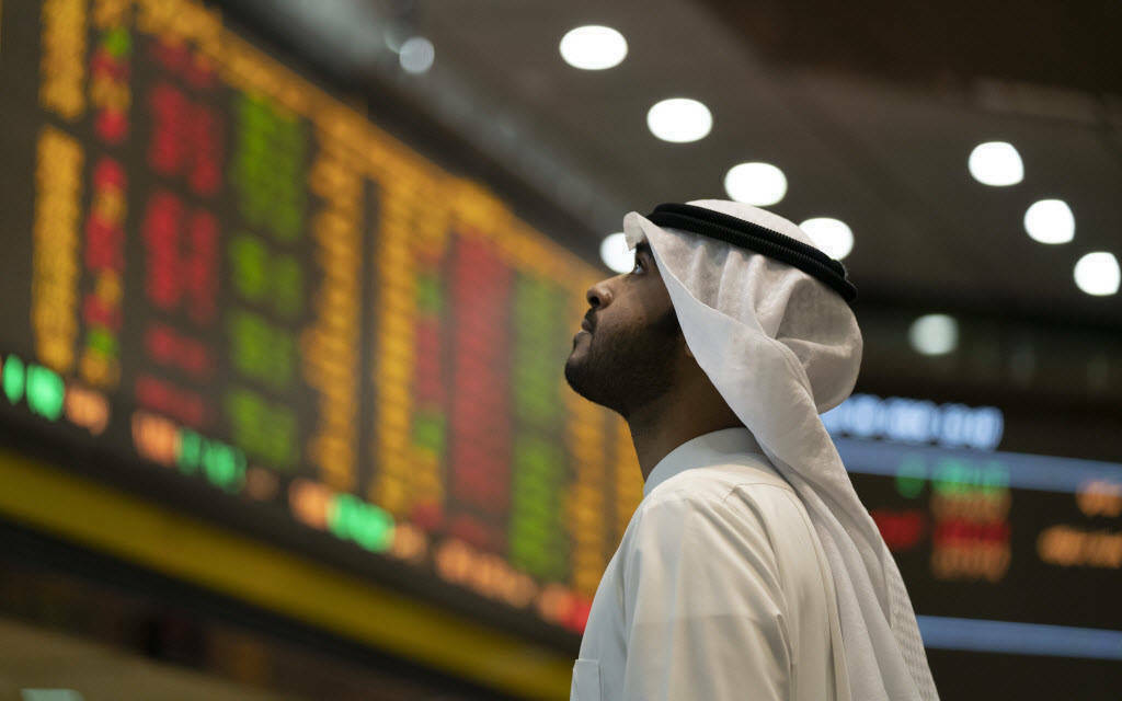 مستثمر يتابع التداولات ببورصة الكويت