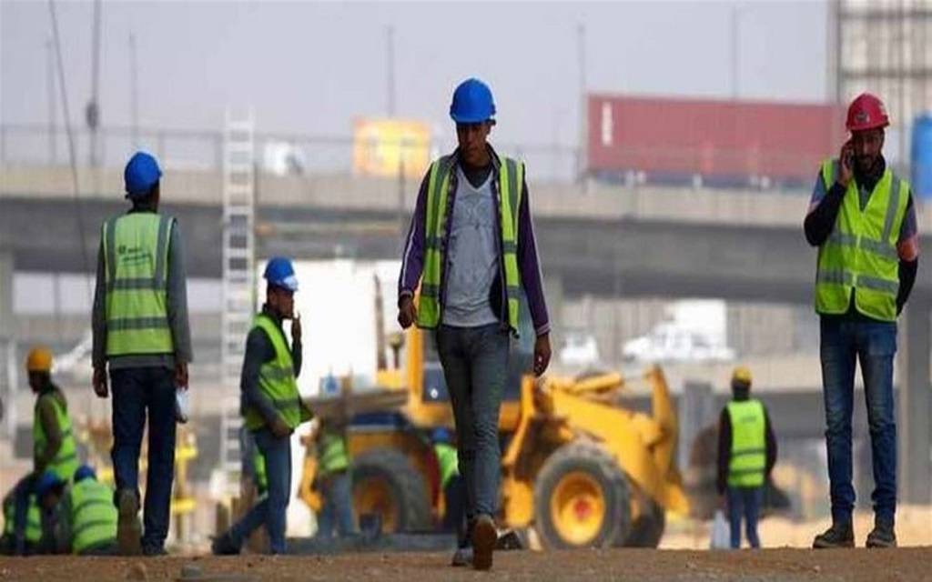 عمال في إحدى المنشآت