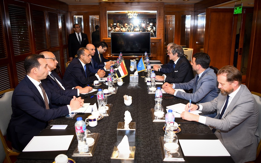 بدر عبدالعاطي وزير الخارجية والهجرة المصري خلال لقاء مع وفد الوكالة الدولية للطاقة الذرية في دعم الأمن والاستقرار الإقليمي