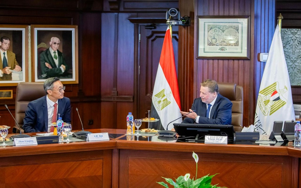حسن عبد الله محافظ البنك المركزي المصري مع ليو جون رئيس البنك الصناعي والتجاري الصيني (ICBC)