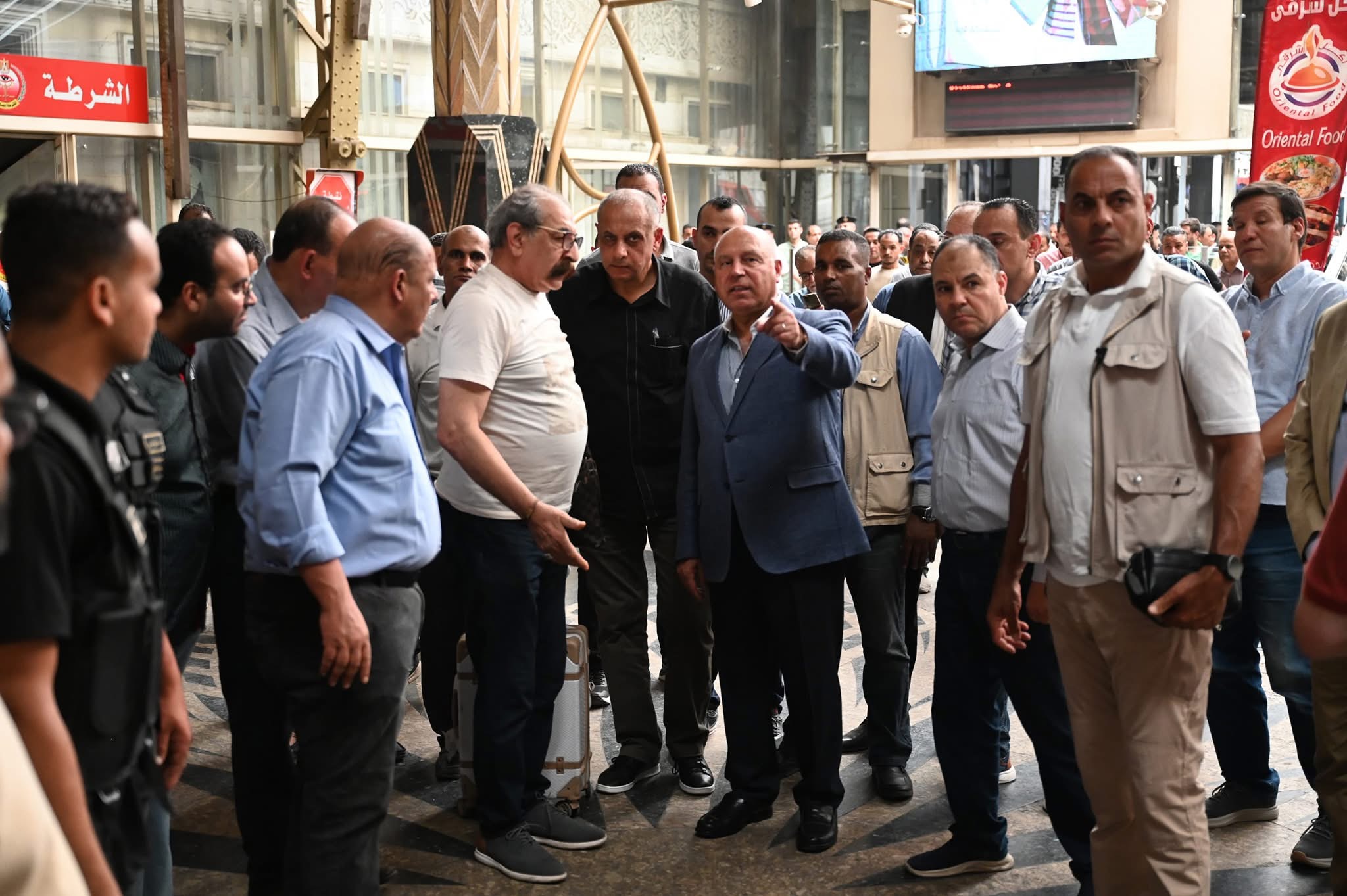 وزير النقل أثناء الجولة