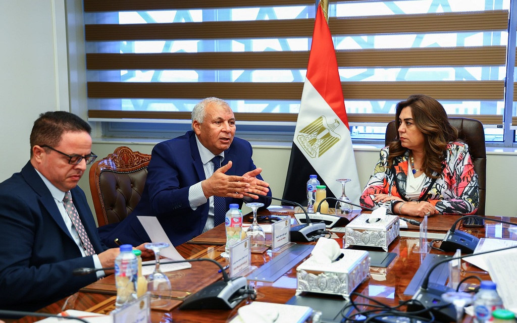 جانب من اجتماع  الدكتورة منال عوض وزيرة التنمية المحلية المصرية مع  اللواء محمد الزملوط محافظ الوادي الجديد