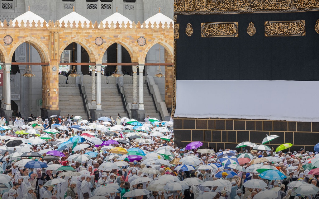أداء الطواف حول الكعبة المشرفة بالمسجد الحرام في مكة المكرمة