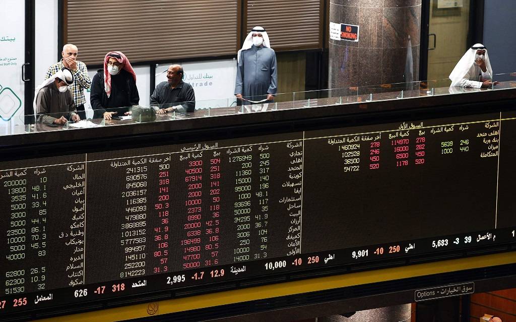 مستثمرون يتابعون التداولات ببورصة الكويت