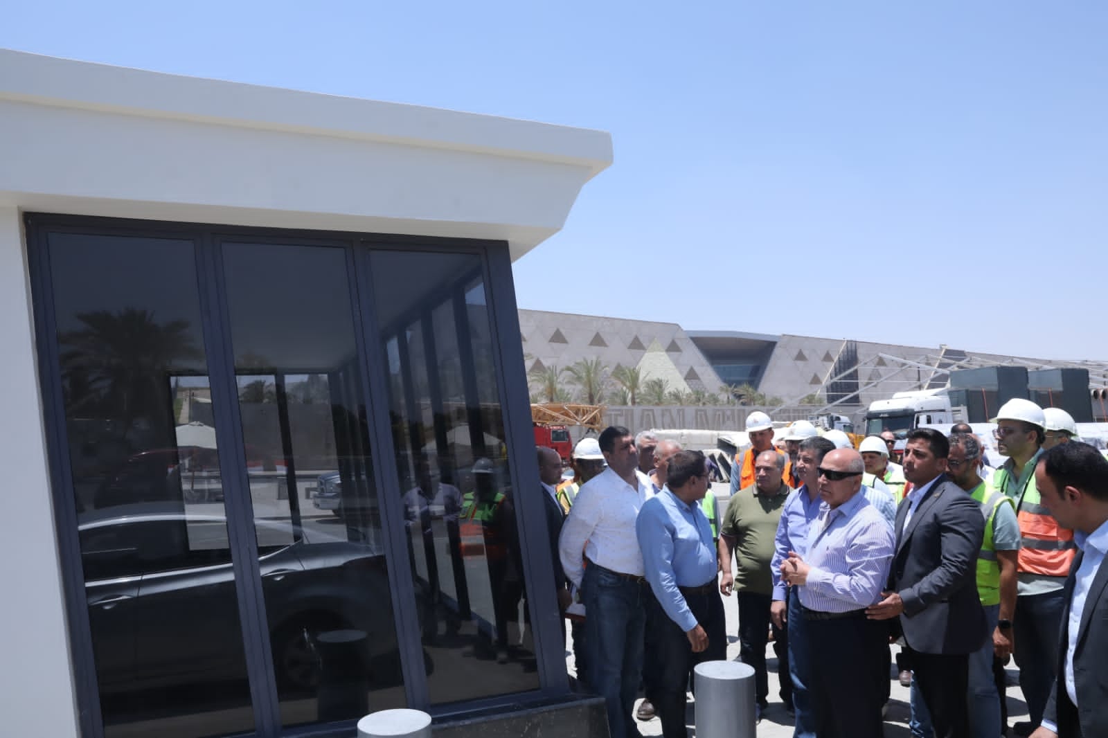 كامل الوزير أثناء تفقد مشروع الأتوبيس الترددي