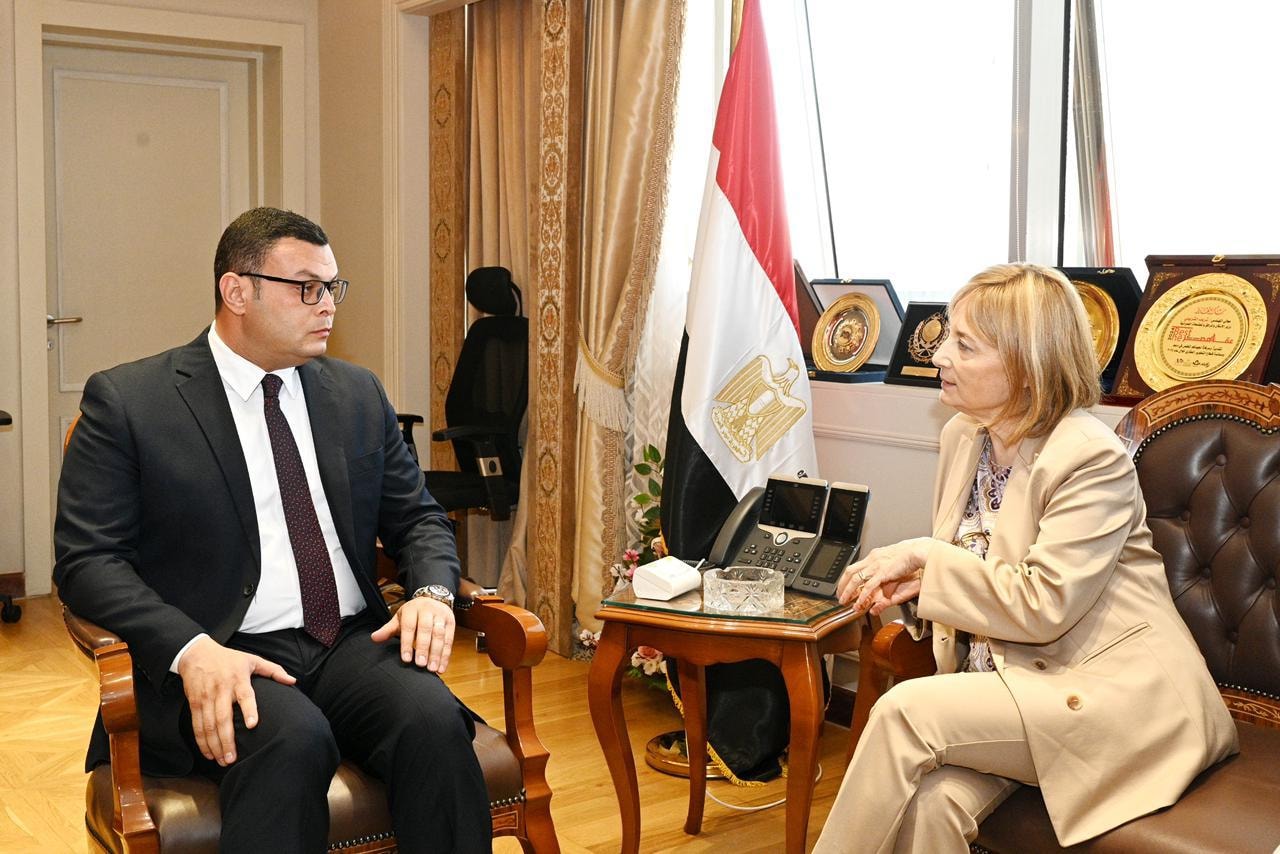 شريف الشربيني وزير الإسكان والمرافق والمجتمعات العمرانية مع  Gelsomina Vigliotti نائبة رئيس بنك الاستثمار الأوروبي