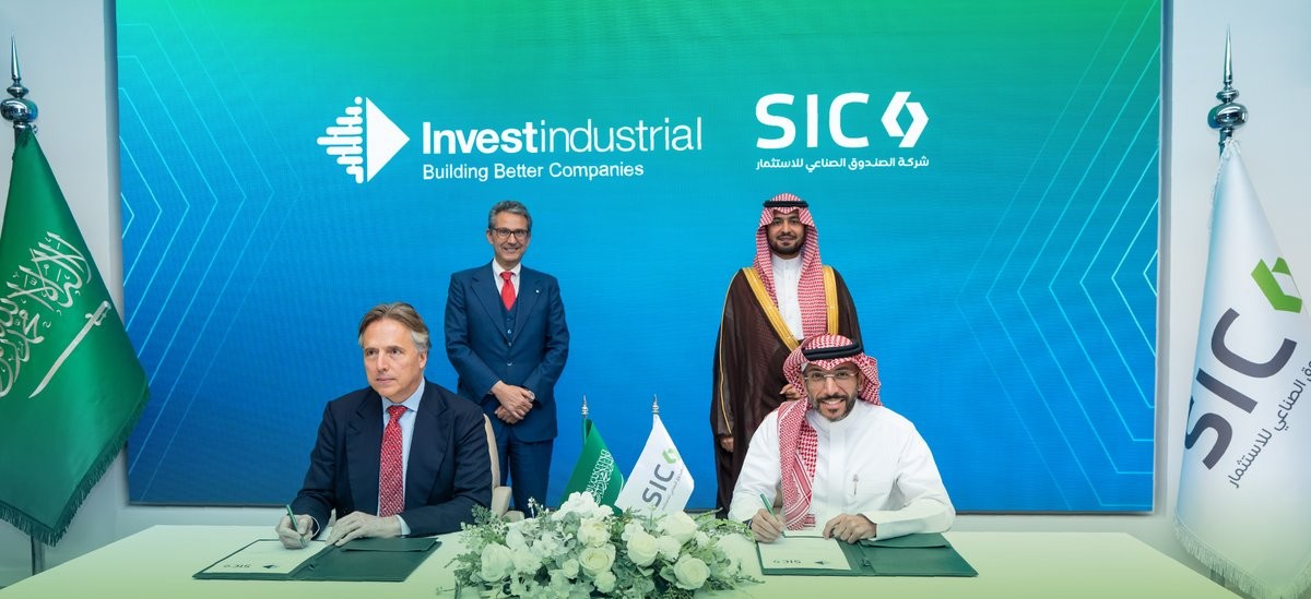 جانب من توقيع الاتفاقية بين الصندوق ومجموعة إنفست إيندستريال