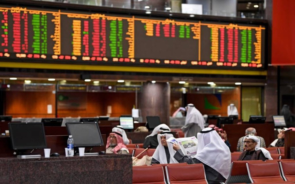 مستثمرون يتابعون التداولات ببورصة الكويت