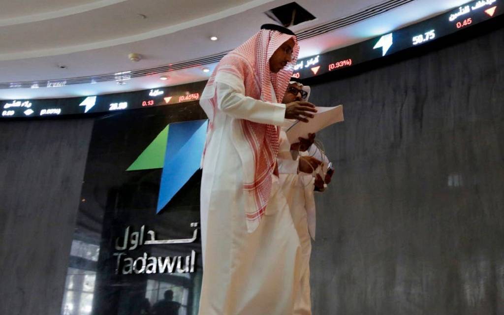 متعاملان في سوق الأسهم السعودية
