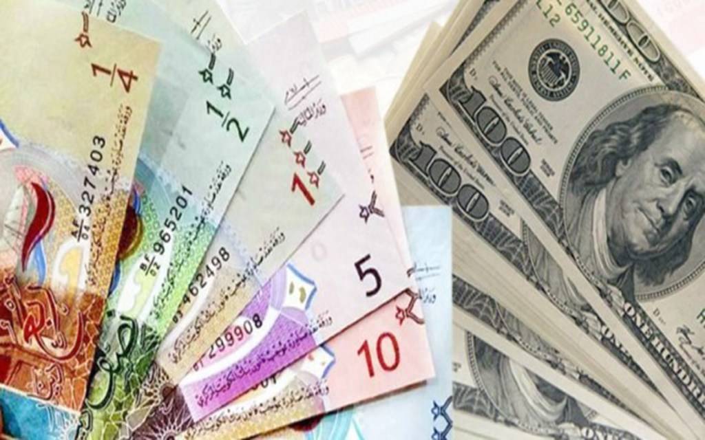 فئات من الدينار الكويتي والدولار الأمريكي