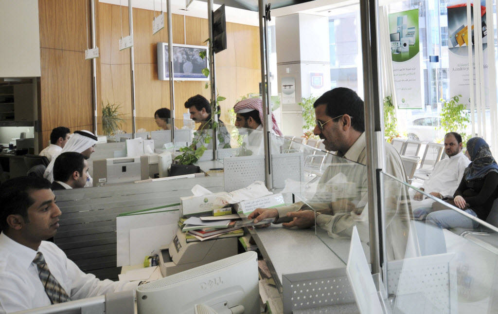 مواطن يجري معاملة في أحد البنوك
