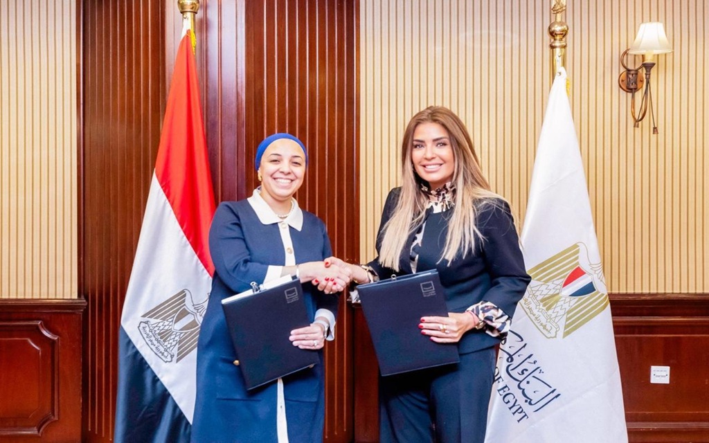 جانب من التوقيع