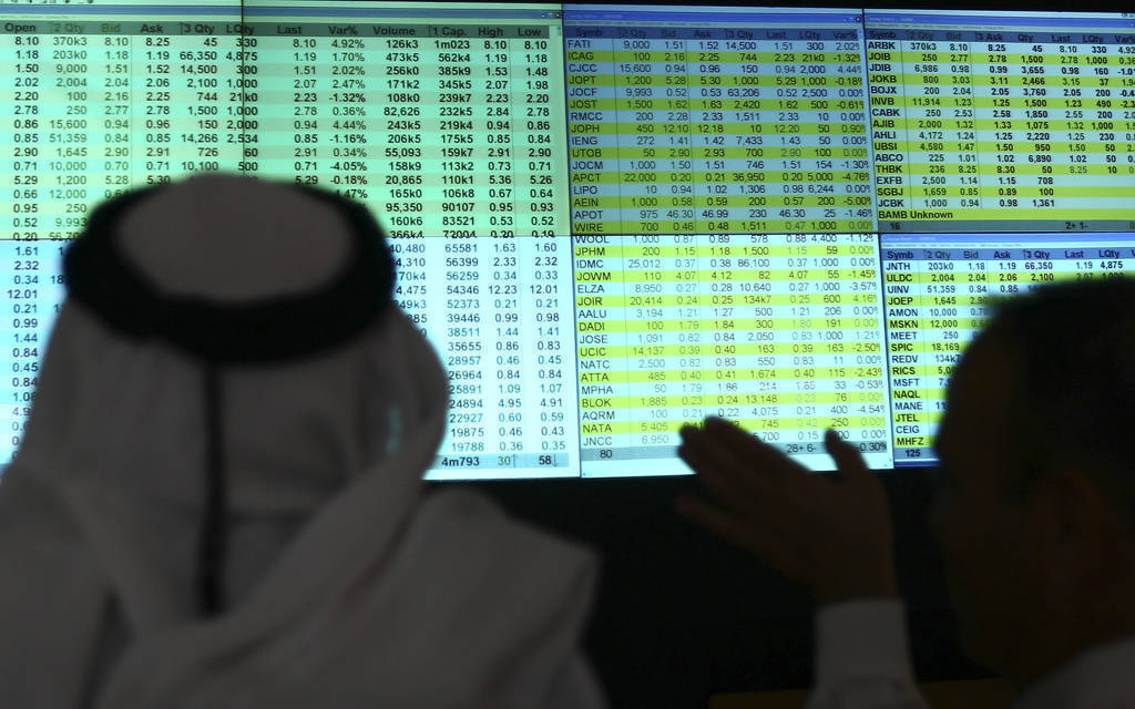 مستثمرون يتابعون أسعار الأسهم ببورصة عمَّان