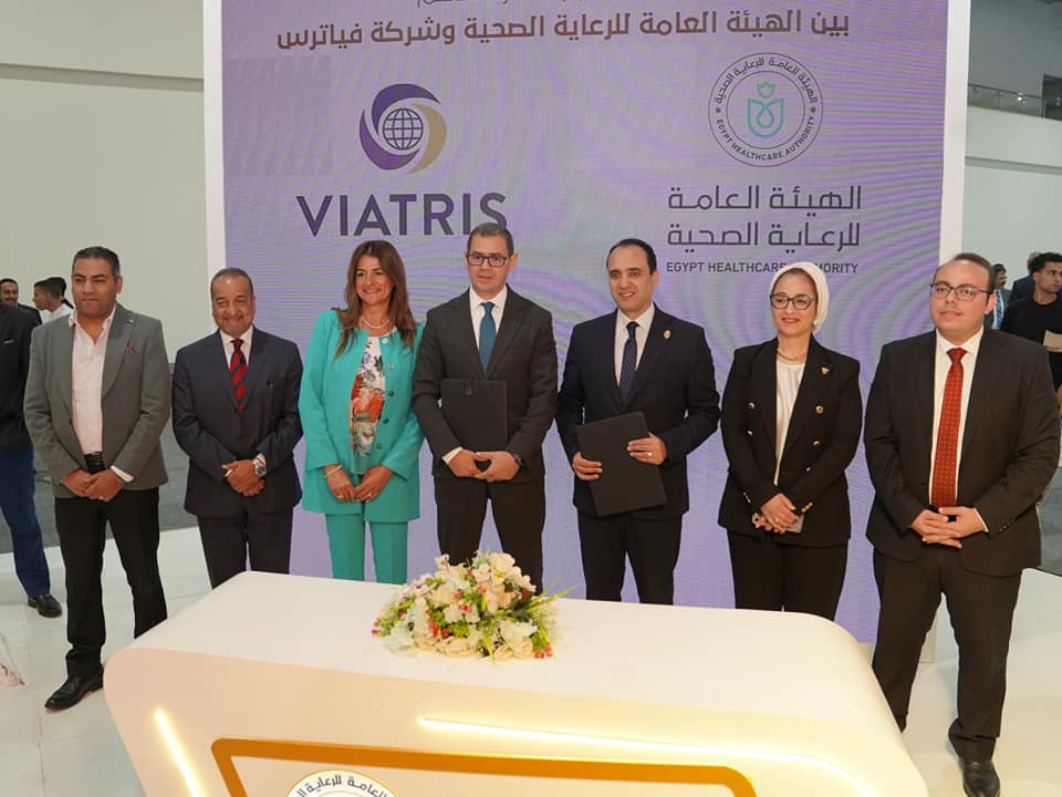 جانب من التوقيع