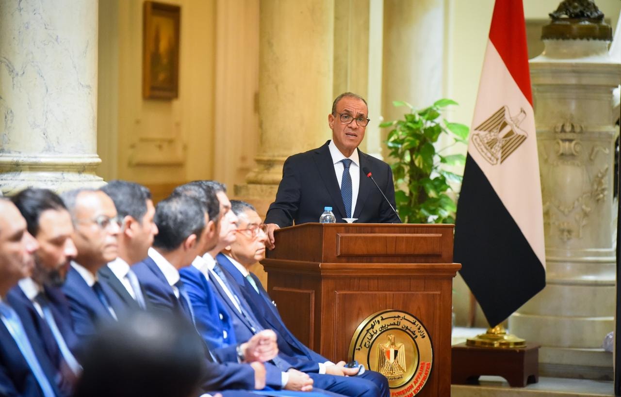 جانب من المائدة المستديرة