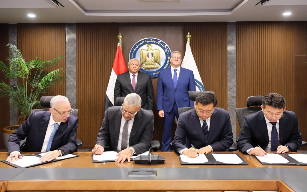 توقيع العقود النهائية لبدء تنفيذ مجمع انتاج حامض الفسفوريك بالوادى الجديد