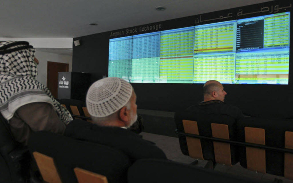 مستثمرون يتابعون أسعار الأسهم ببورصة عمَّان