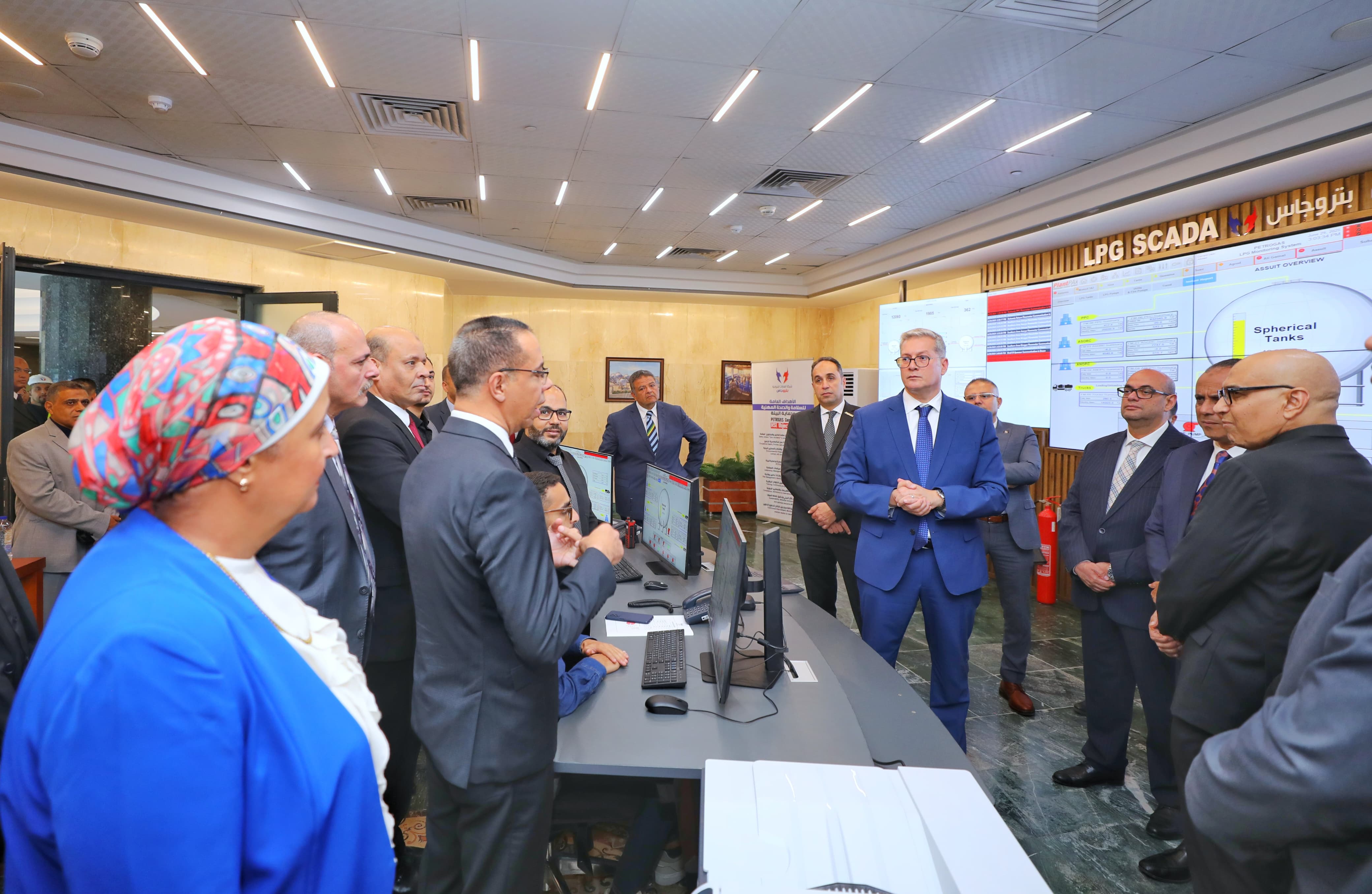 وزير البترول خلال الجولة التفقدية بالمشروع