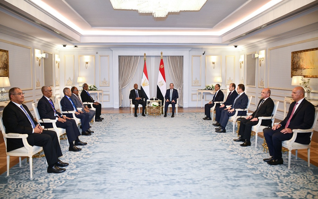 الرئيس المصري عبد الفتاح السيسي والفريق أول ركن عبد الفتاح البرهان رئيس مجلس السيادة السوداني