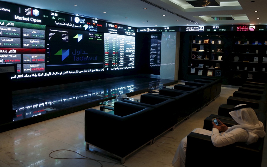 أحد المتعاملين يتابع تداولت سوق الأاسهم السعودية - أرشيفية