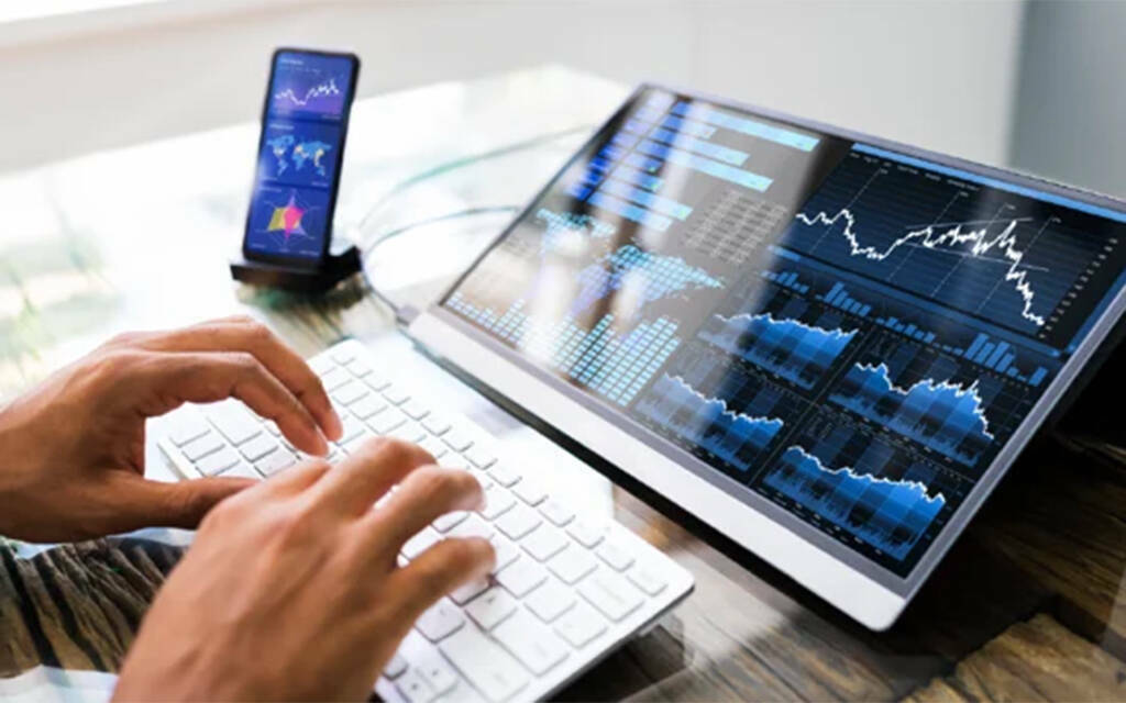 وسطاء ماليون يتابعون أسعار الأوراق المالية