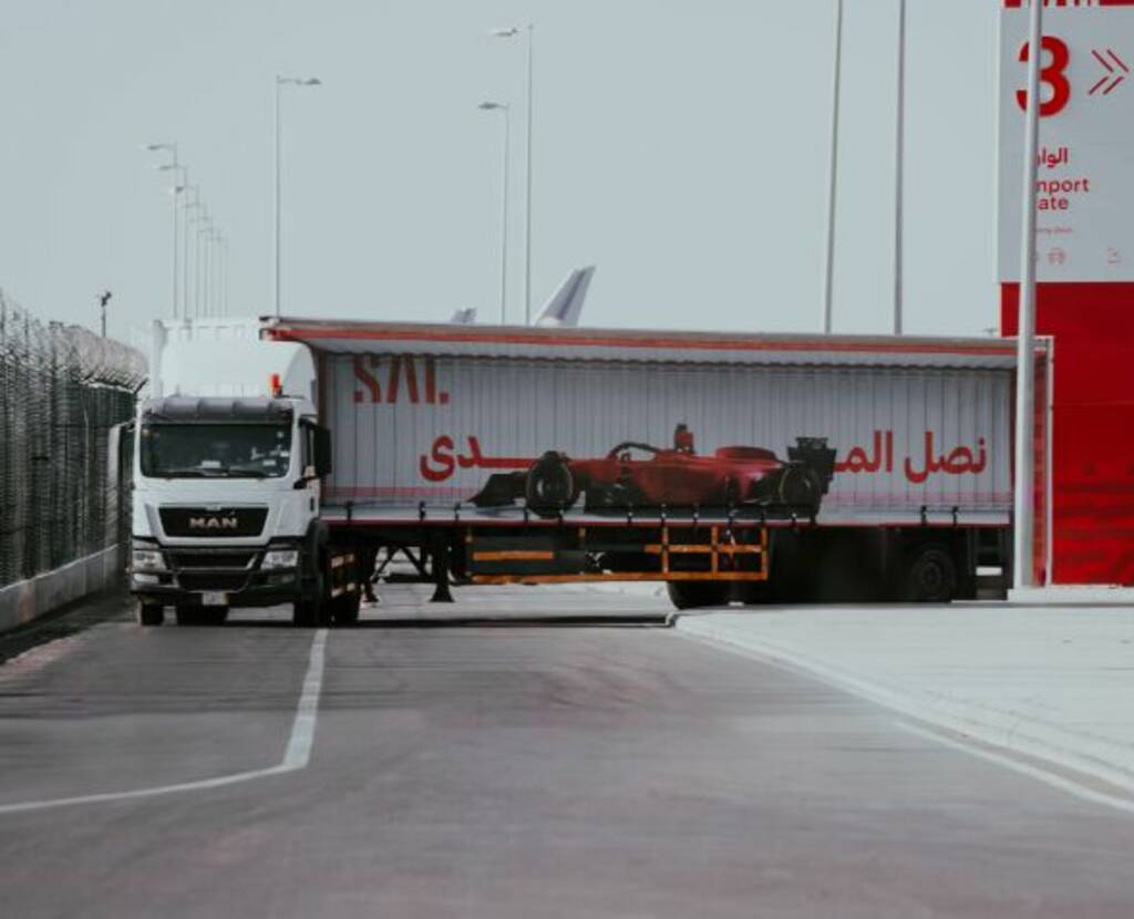 حافلة تابعة لشركة سال للخدمات اللوجيستية