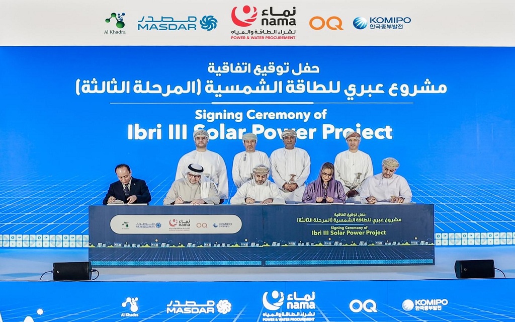 اتفاقية لتطوير أول محطة طاقة شمسية على مستوى المرافق مزودة بنظام بطاريات لتخزين الطاقة في سلطنة عُمان