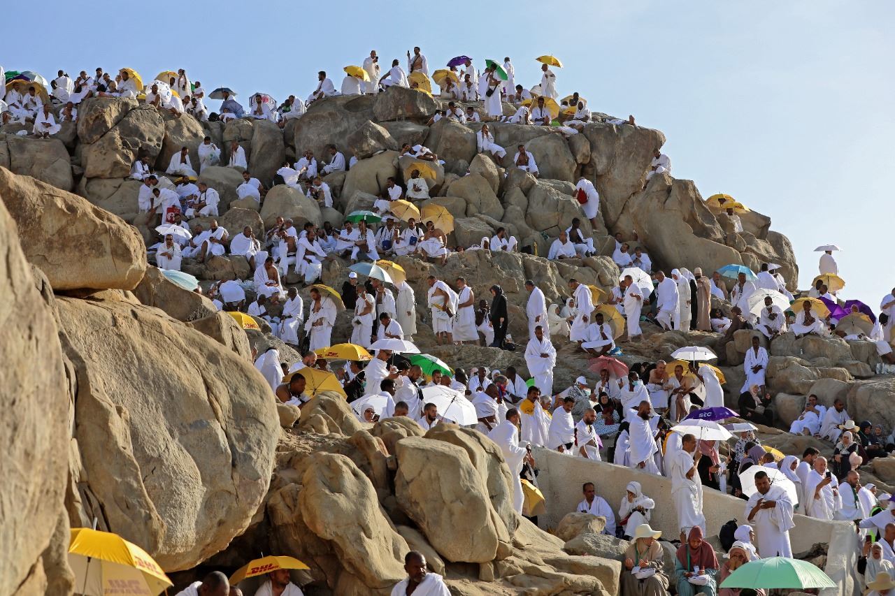 حجاج يقفون على جبال عرفات