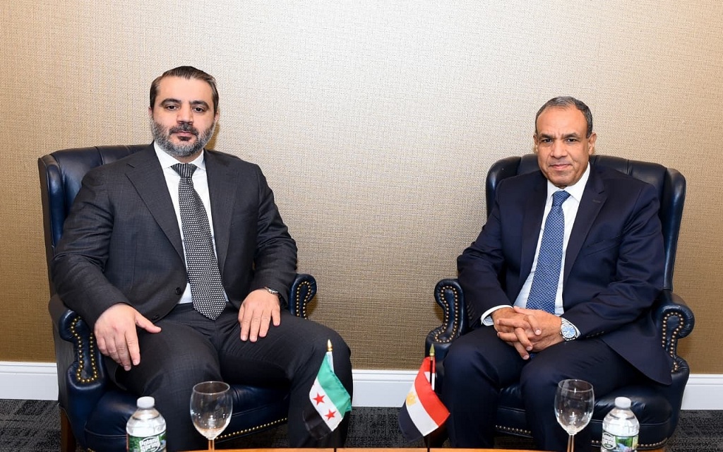بدر عبد العاطي وزير الخارجية والهجرة وشئون المصريين بالخارج مع أسعد الشيباني وزير الخارجية والمغتربين في الجمهورية العربية السورية