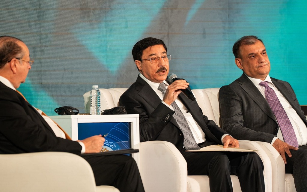 محافظ البنك المركزي العراقي، علي محسن العلاق، خلال مشاركته في جلسة حوارية ضمن ملتقى استثمار العراق