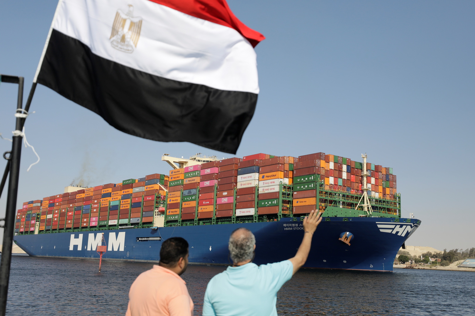 سفينة حاويات تمر بقناة السويس المصرية