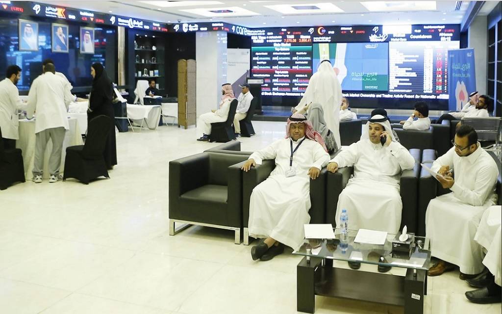 متعاملون بسوق الأسهم السعودية