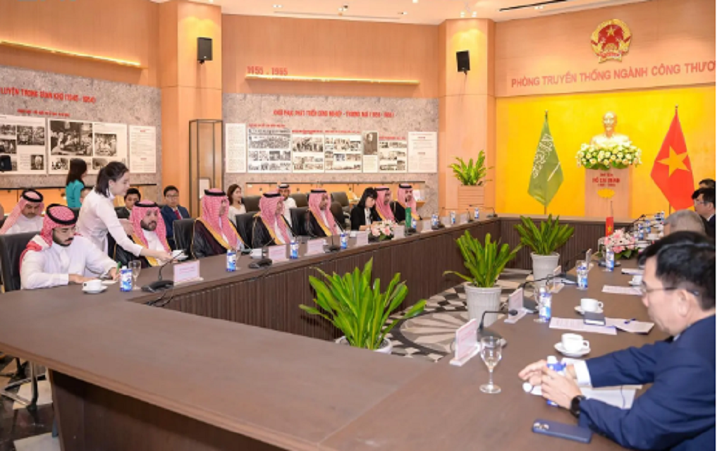 وزير الصناعة والثروة المعدنية بندر بن إبراهيم الخريّف