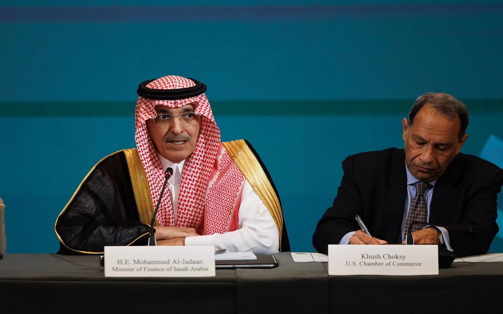 وزير المالية محمد الجدعان خلال اجتماع الطاولة المستديرة بالغرفة التجارية الأمريكية