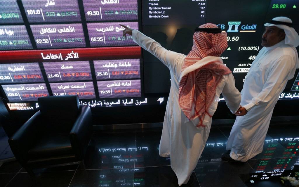 متعاملان في سوق الأسهم السعودية