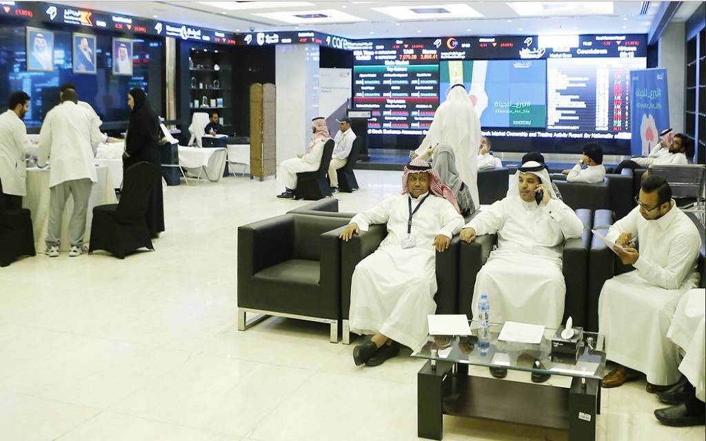 متعاملون بسوق الأسهم السعودية