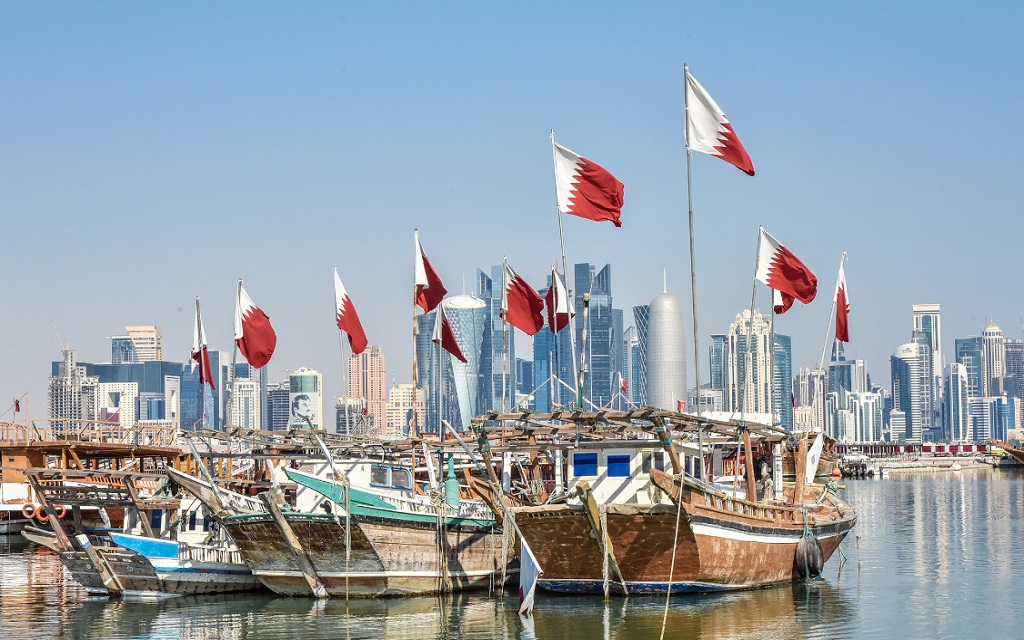 قوارب تحمل أعلام دولة قطر