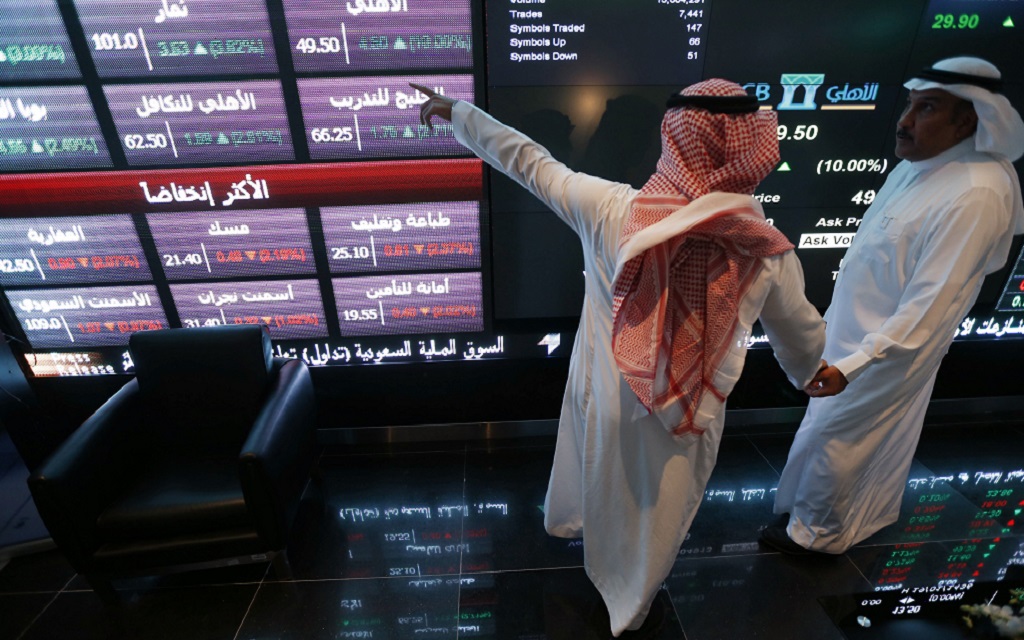 متعاملان في سوق الأسهم السعودية