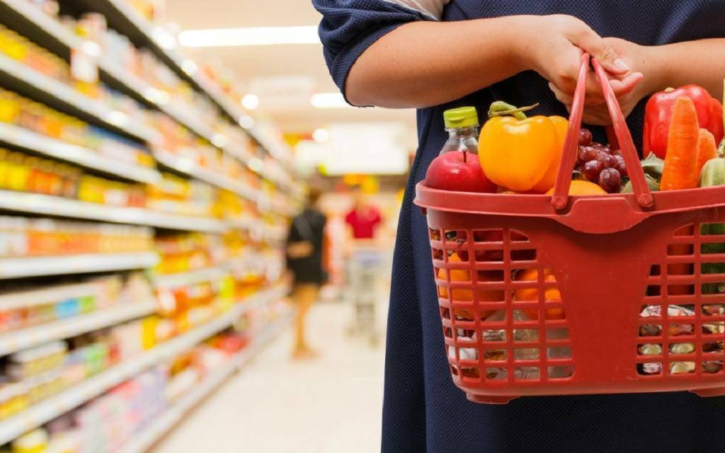 متسوق بأحد المتاجر